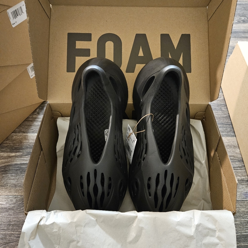 Yeezy Foam Runner Onyx Size 11 HP8739